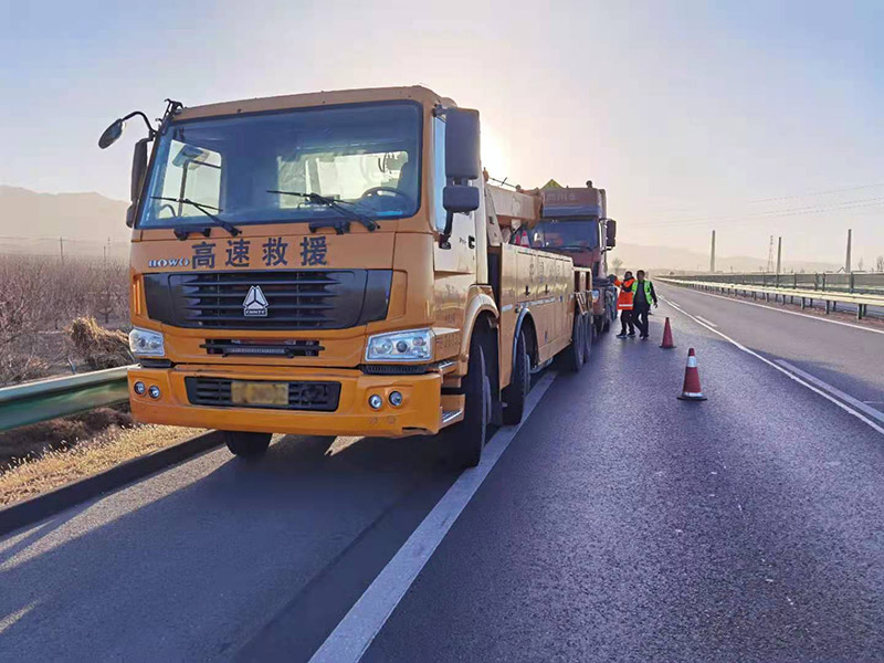 平凉汽车雪地困境救援：专业团队紧急出动，助您摆脱困境