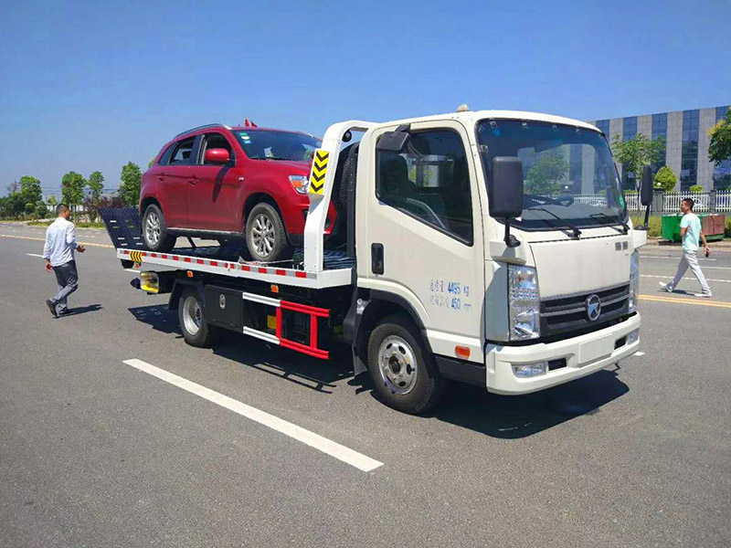 临夏汽车雪地困境救援：专业团队紧急出动，助您安全脱困！